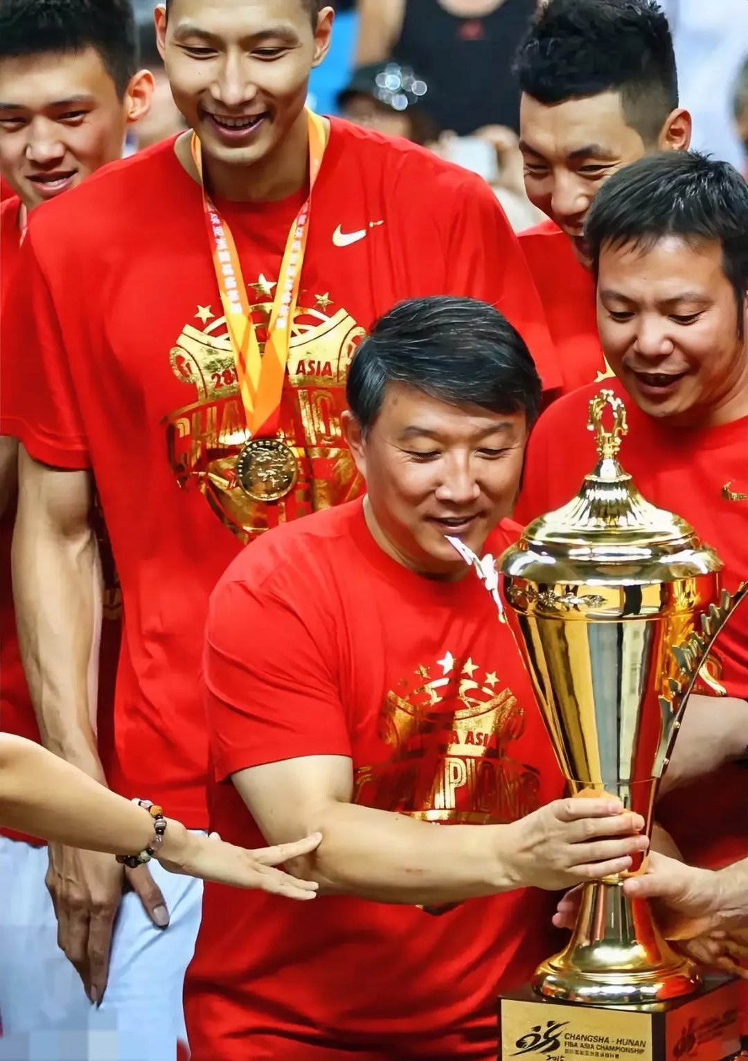 篮球联赛冠军争夺激烈,胜负难料的简单介绍 篮球联赛冠军争夺激烈,胜负难料的简单介绍